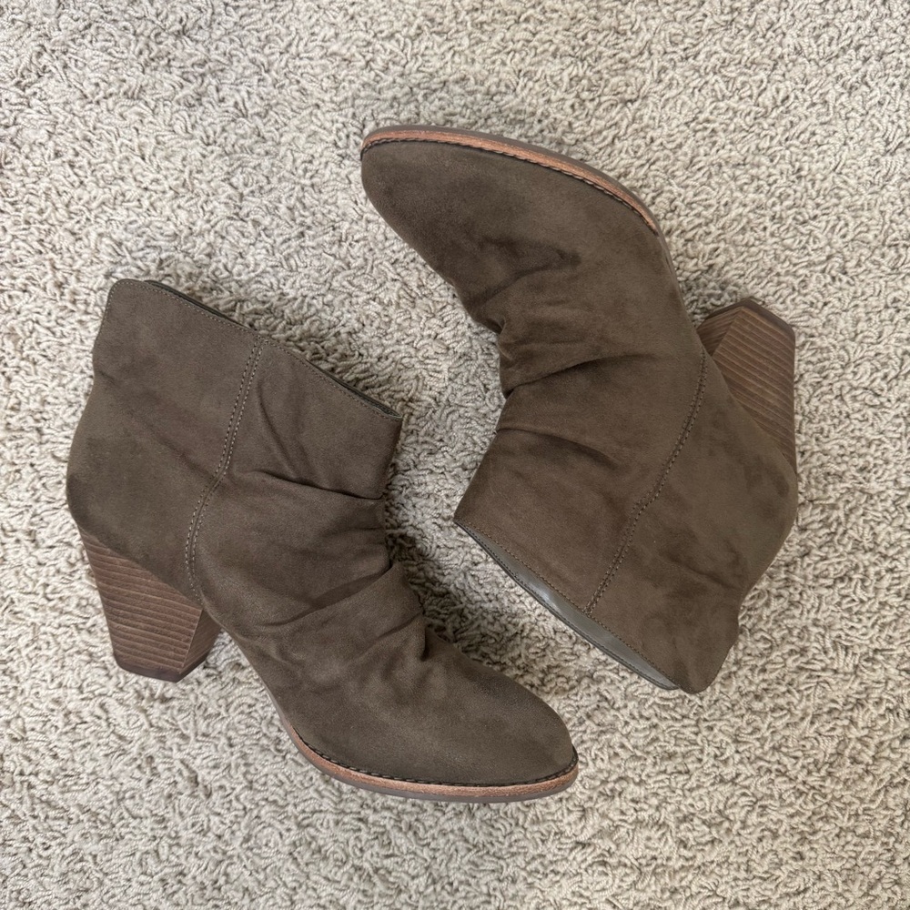 Diba Festival Brown Suede Slouch Bootie Chunky Heel Almond Toe Women's 8.5 - Picture 6 of 9